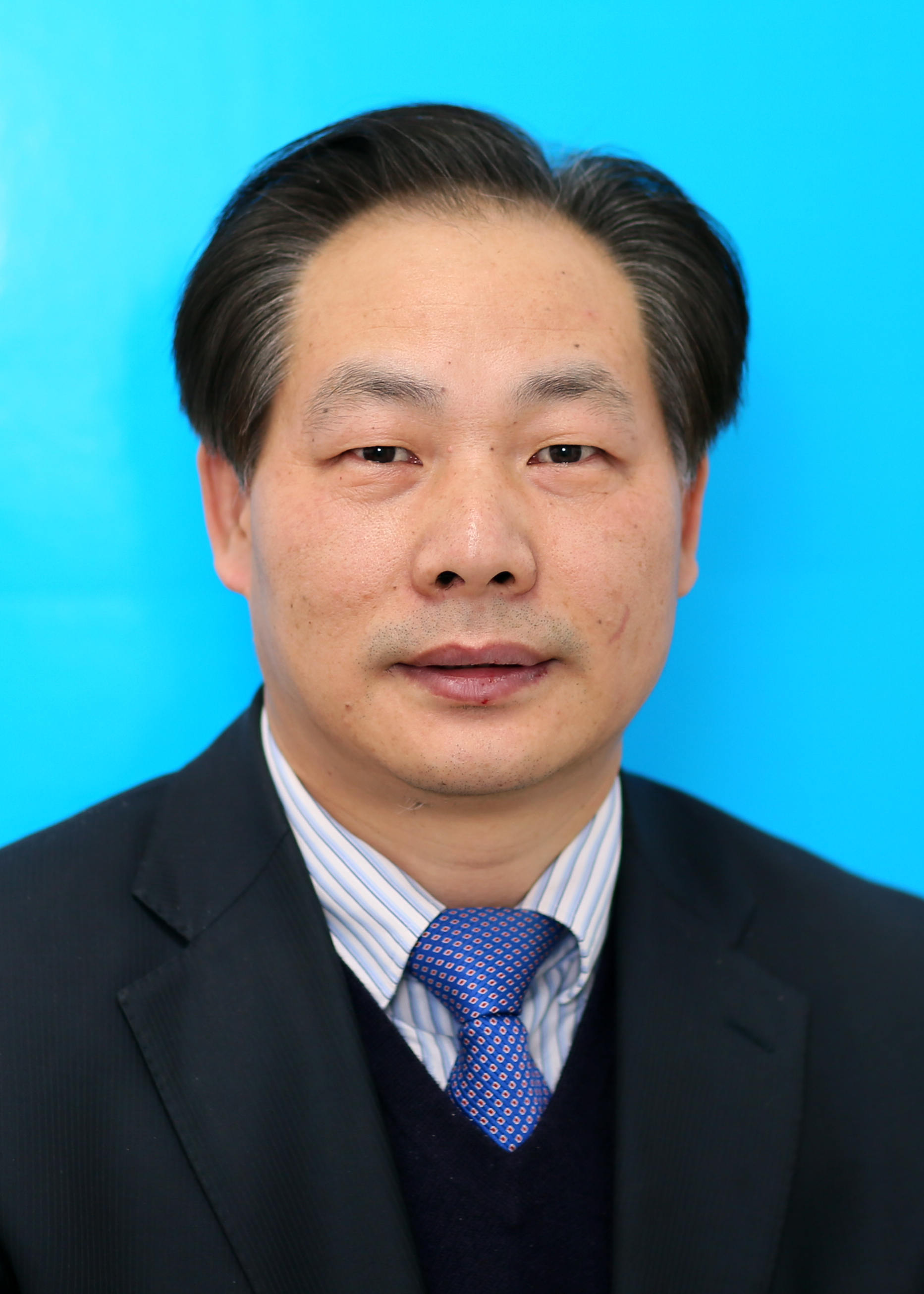 荚卫东